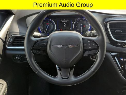 Used 2018 Chrysler Pacifica Touring-L w/ Premium Audio Group FWD image 9
