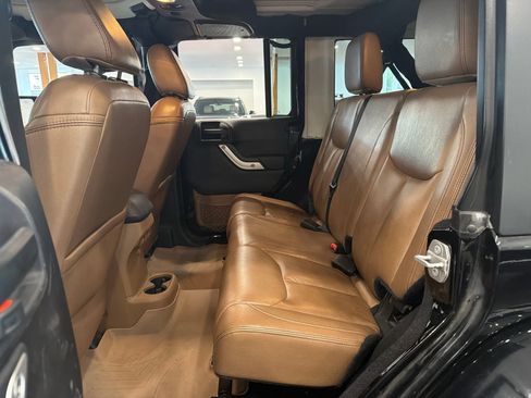 Used 2015 Jeep Wrangler Unlimited Sahara w/ Connectivity Group AWD/4WD image 19