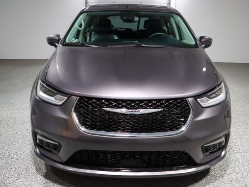 Used 2023 Chrysler Pacifica Touring-L image 4