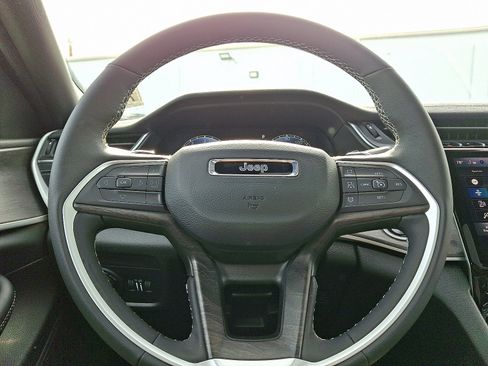 Certified 2025 Jeep Grand Cherokee Limited image 21