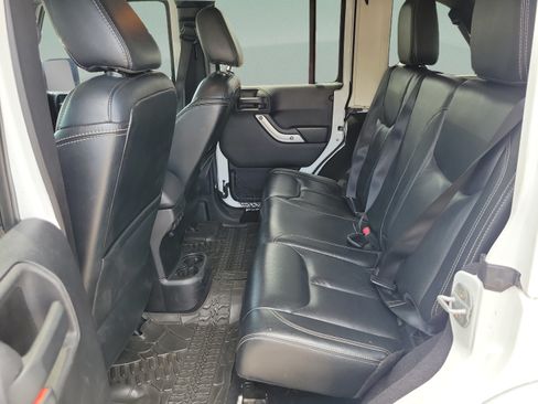 Used 2014 Jeep Wrangler Unlimited Rubicon w/ Connectivity Group AWD/4WD image 9
