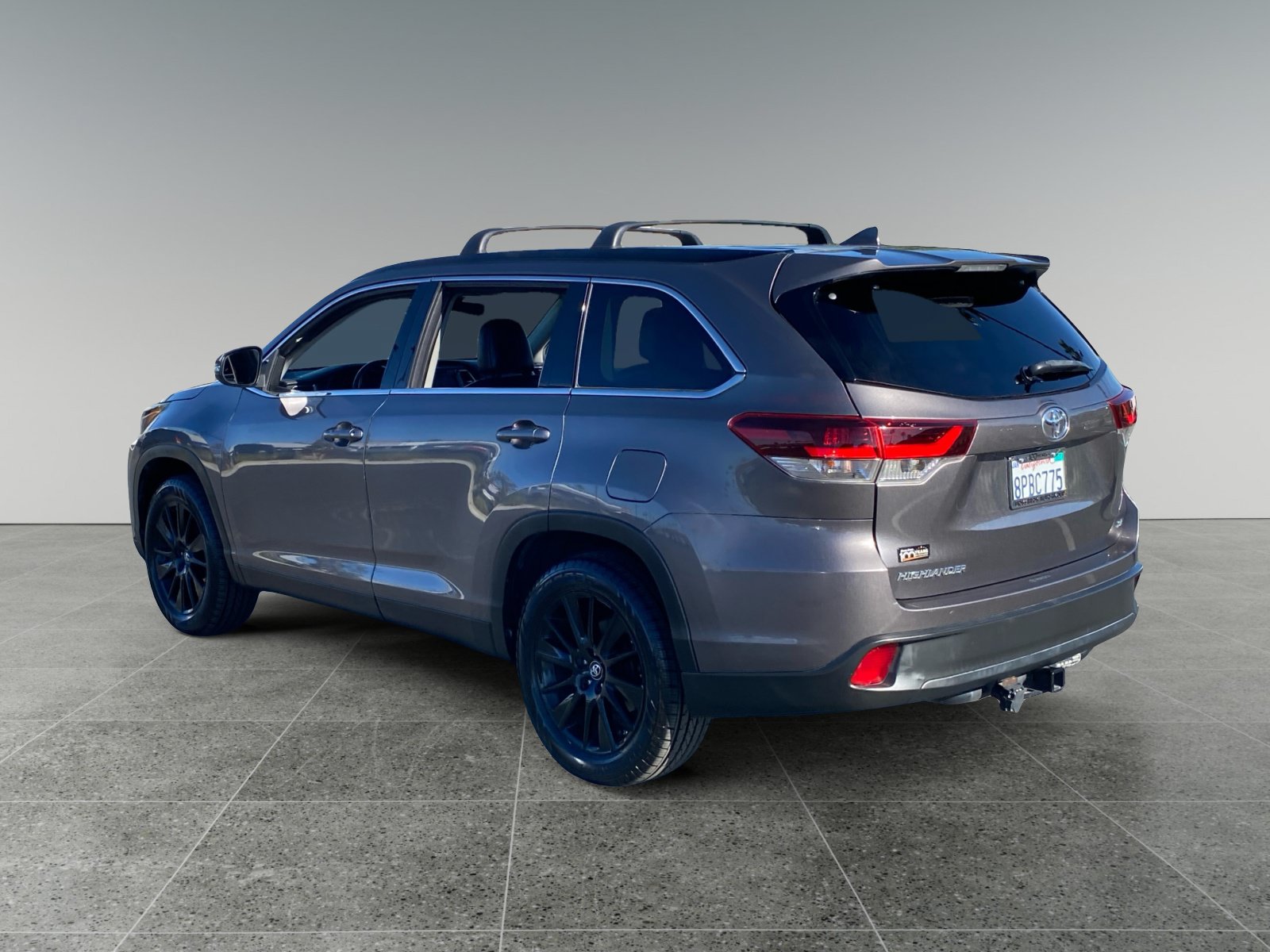 Used 2019 Toyota Highlander SE FWD image 3