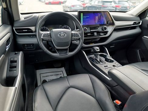 Used 2023 Toyota Highlander XLE AWD/4WD image 37