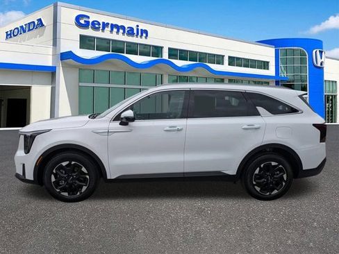 Used 2025 Kia Sorento S w/ Panoramic Sunroof Package FWD image 8