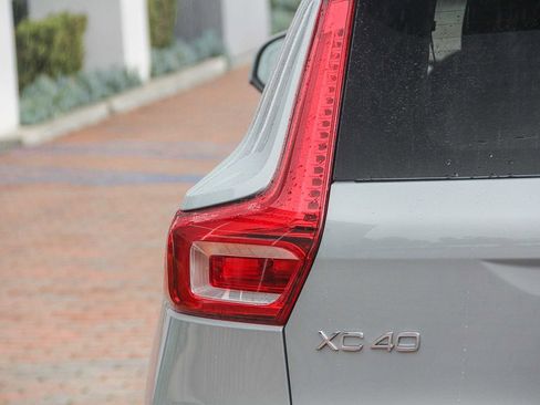 Used 2025 Volvo XC40 B5 Core image 10