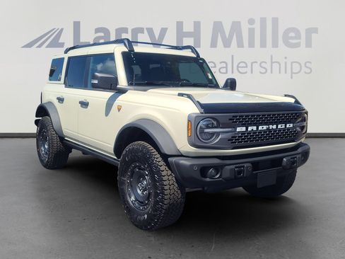 Used 2025 Ford Bronco Badlands image 7