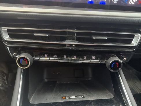 Used 2025 Chevrolet Traverse LT w/ Driver Confidence Package image 33