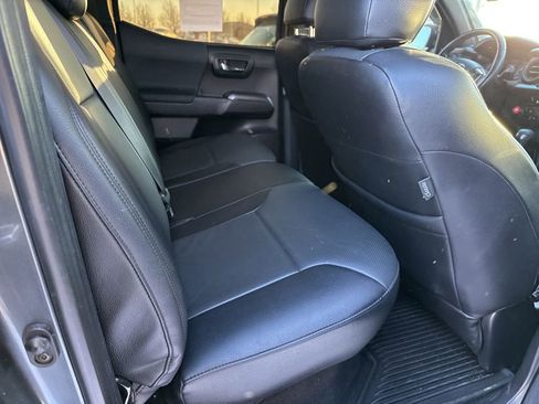 Used 2020 Toyota Tacoma TRD Sport image 15