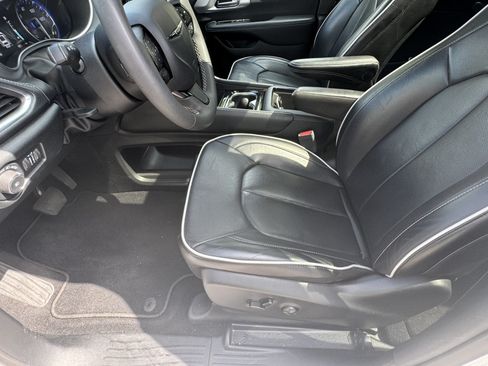 Used 2025 Chrysler Pacifica Limited FWD image 9
