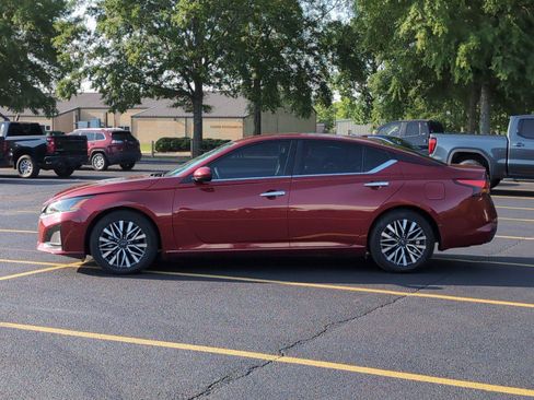 Used 2023 Nissan Altima 2.5 SV FWD image 2