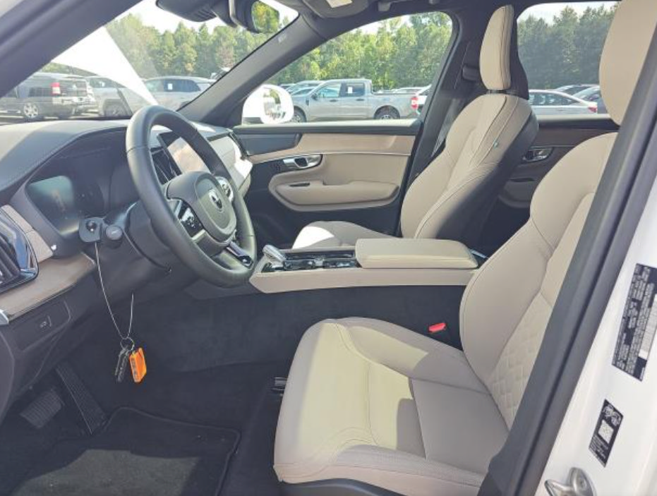 Used 2026 Volvo XC90 B6 Plus AWD/4WD image 3