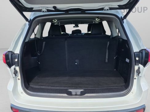 Used 2018 Toyota Highlander Plus FWD image 28