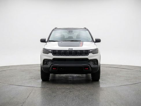 Used 2025 Jeep Compass Trailhawk AWD/4WD image 2