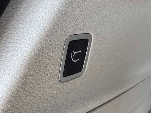 Used 2021 Chrysler Pacifica Touring-L FWD image 10