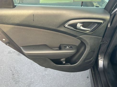 Used 2016 Chrysler 200 Limited image 17