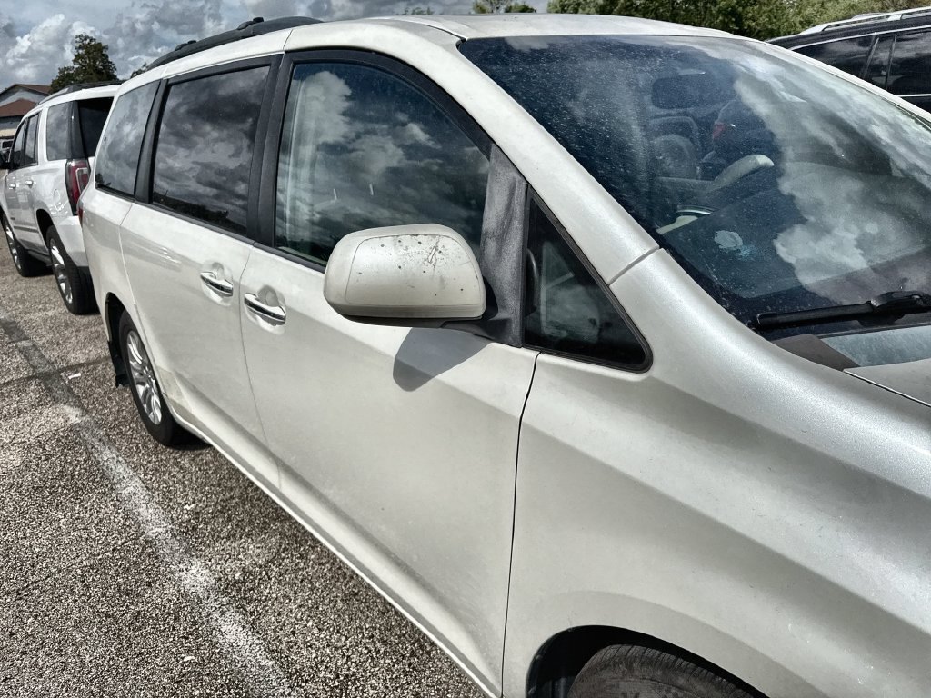 Used 2015 Toyota Sienna XLE w/ XLE Navigation Package FWD image 12