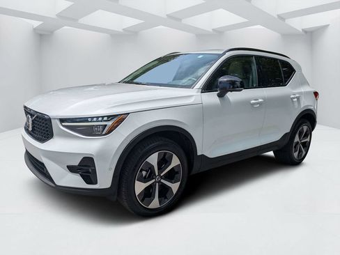 Certified 2026 Volvo XC40 B5 Plus AWD/4WD image 5