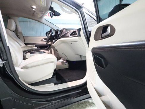 Used 2019 Chrysler Pacifica Touring-L image 10