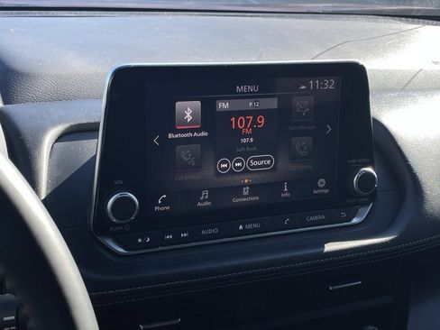 Used 2025 Nissan Rogue SV image 14