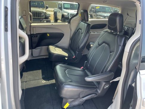 Used 2024 Chrysler Pacifica Touring-L FWD image 14