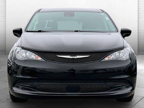 Used 2024 Chrysler Voyager LX image 2