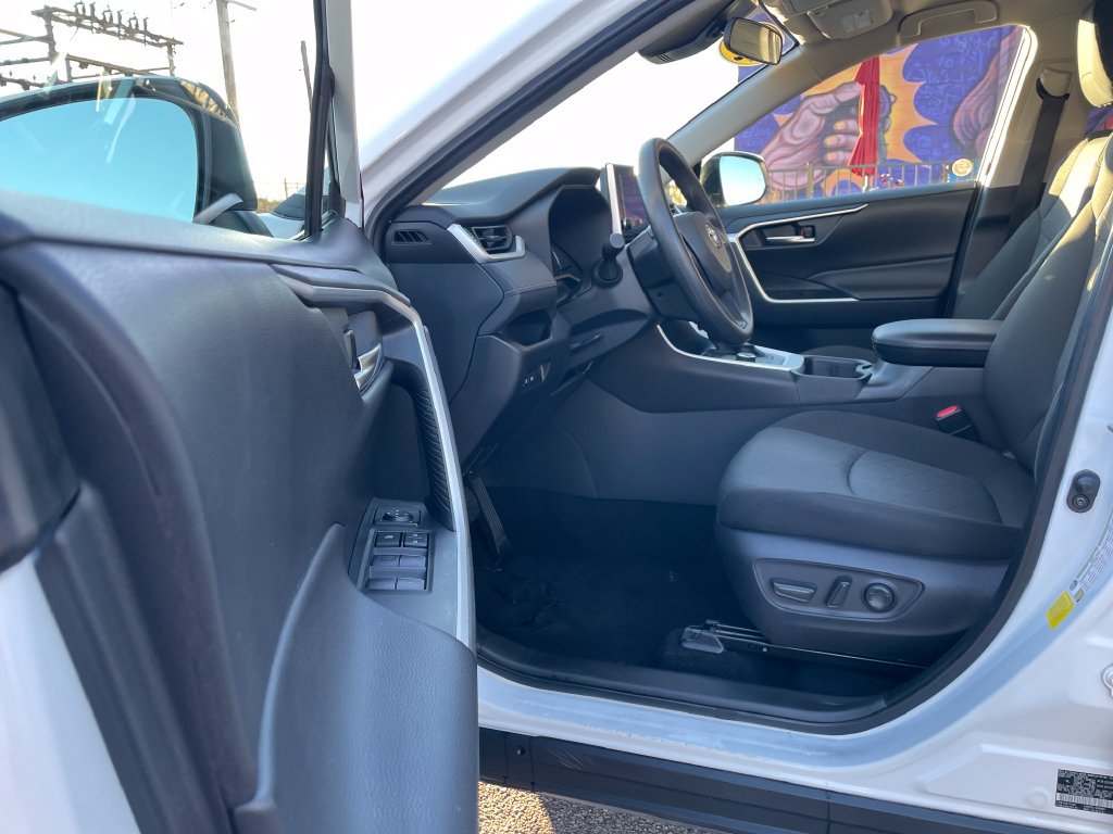 Used 2025 Toyota RAV4 XLE AWD/4WD image 14