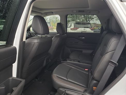 Certified 2025 Nissan Pathfinder SL w/ SL Premium Package image 17