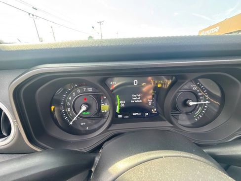 Used 2024 Jeep Wrangler Unlimited Sahara w/ Technology Group AWD/4WD image 29