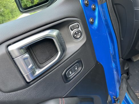 Used 2025 Jeep Wrangler Unlimited Rubicon w/ Convenience Group AWD/4WD image 14