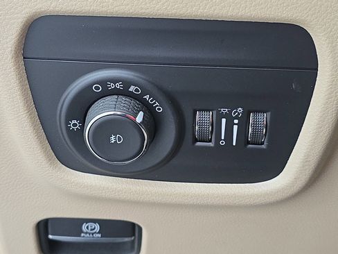 Used 2022 Jeep Grand Cherokee L Limited w/ Black Appearance Package RWD image 27