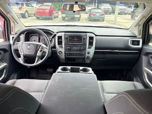 Used 2019 Nissan Titan SV image 7