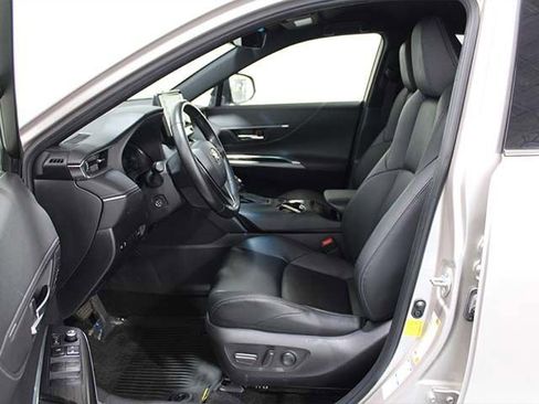 Certified 2022 Toyota Venza XLE AWD/4WD image 10
