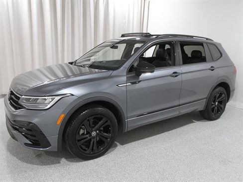 Certified 2024 Volkswagen Tiguan SE R-Line image 3