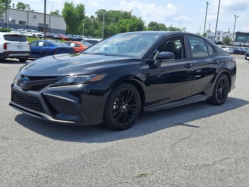Used 2022 Toyota Camry SE w/ Convenience Package FWD image 3