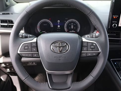 Used 2025 Toyota Sienna Limited FWD image 20