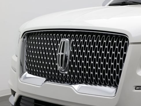 Used 2021 Lincoln Navigator Black Label w/ Cargo Convenience Package AWD/4WD image 12