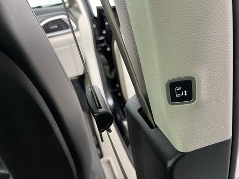 Certified 2024 Chrysler Pacifica Limited image 33