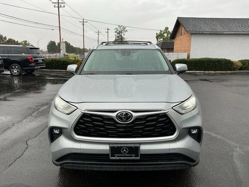Used 2020 Toyota Highlander XLE AWD/4WD image 5