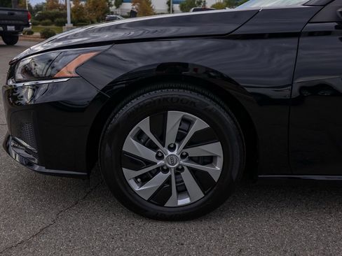 Used 2025 Nissan Altima 2.5 S image 11