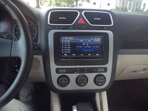 Used 2008 Volkswagen Eos 2.0T FWD image 9