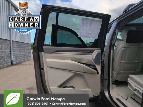 Used 2025 Cadillac Escalade ESV Sport Platinum w/ LPO, Floor Liner Package AWD/4WD image 25