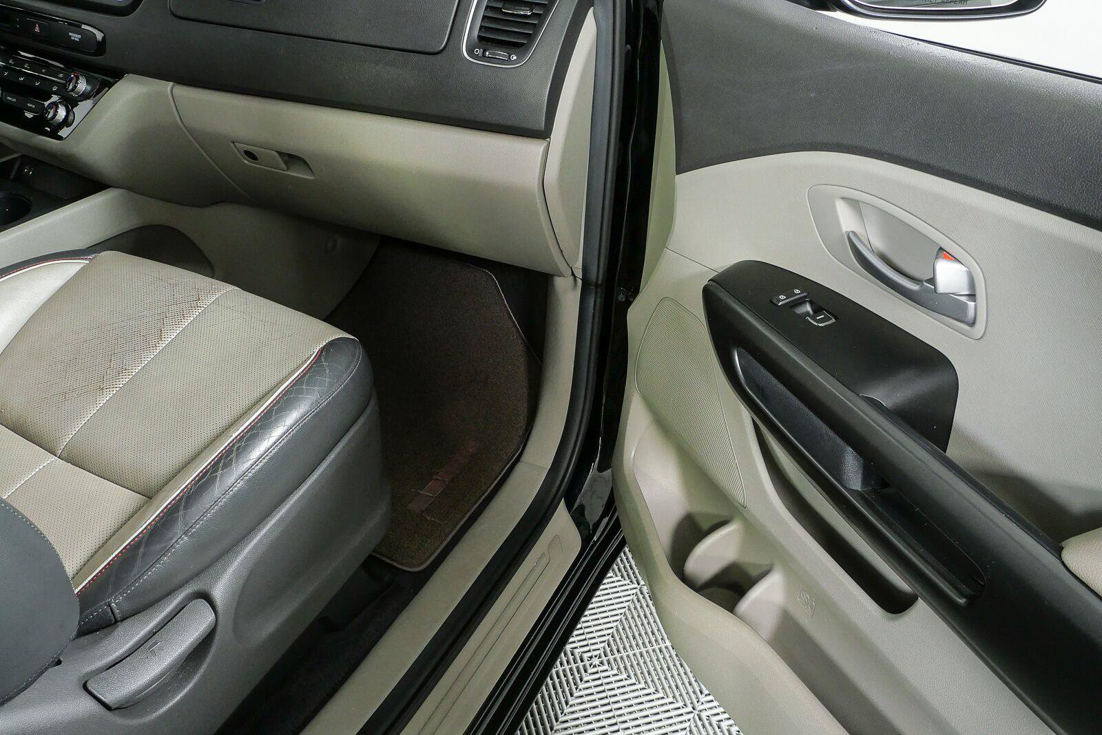 Used 2017 Kia Sedona LX w/ LX Essentials Premium Package FWD image 23