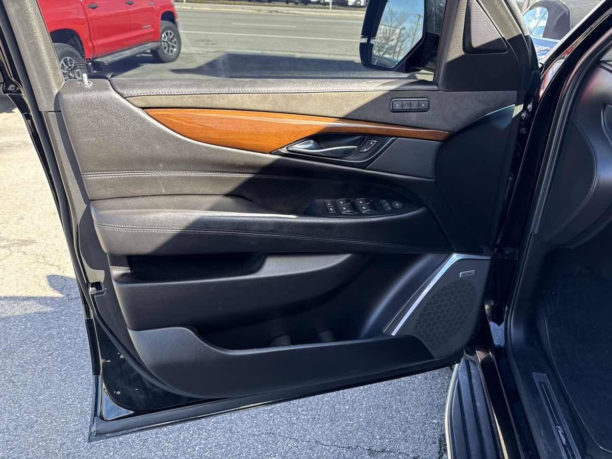 Used 2019 Cadillac Escalade ESV Premium Luxury AWD/4WD image 11