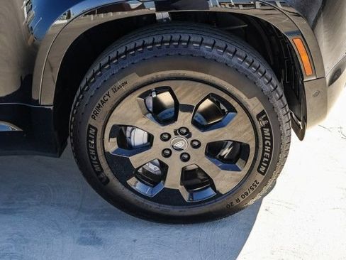 Certified 2025 Land Rover Defender 90 X-Dynamic SE AWD/4WD image 9