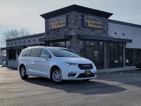 Used 2022 Chrysler Pacifica Touring-L image 1