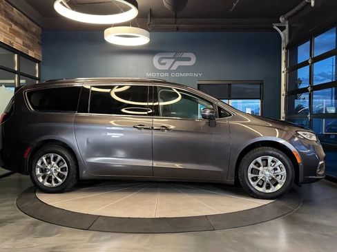 Used 2021 Chrysler Pacifica Touring-L w/ Uconnect Theater Family Group AWD/4WD image 2