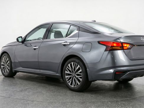 Used 2025 Nissan Altima 2.5 SV FWD image 6