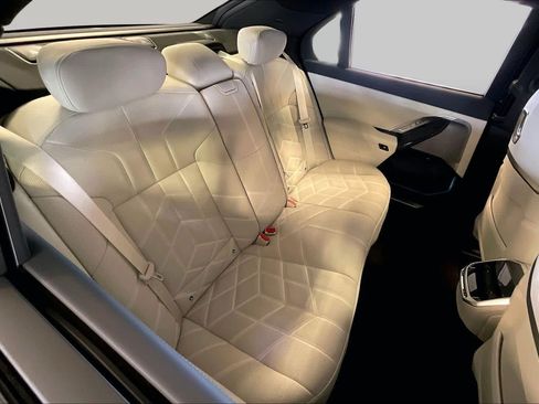 Used 2026 BMW 740i RWD image 18