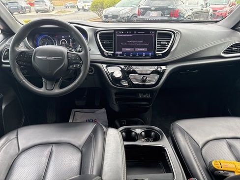 Used 2023 Chrysler Pacifica Touring-L w/ S Appearance Package FWD image 9