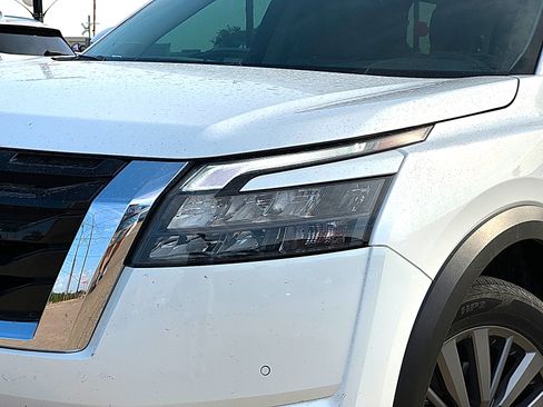 Used 2025 Nissan Pathfinder SL w/ SL Premium Package FWD image 4